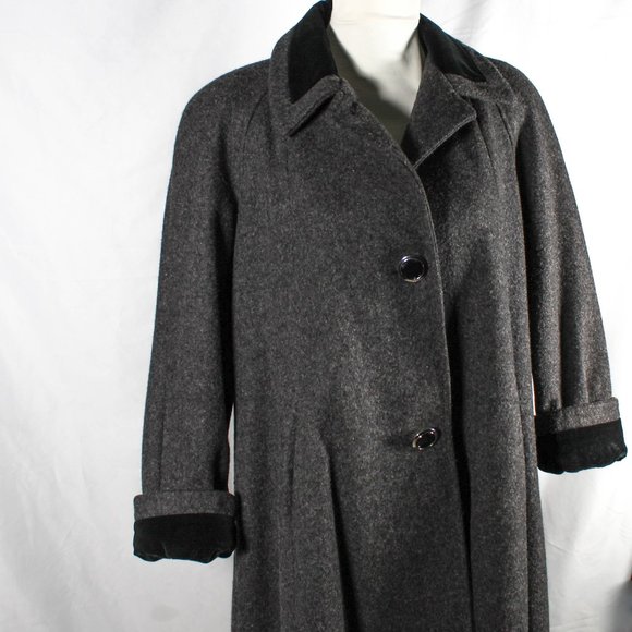 Classic New York Streetstyle Dark Gray Wool Overcoat with Velveteen Trim - Picture 3 of 8
